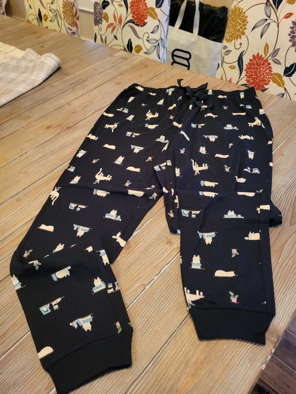 Reitmans 2 pc Women's Pants And Top with Cream & Tan Animal Cat Print
